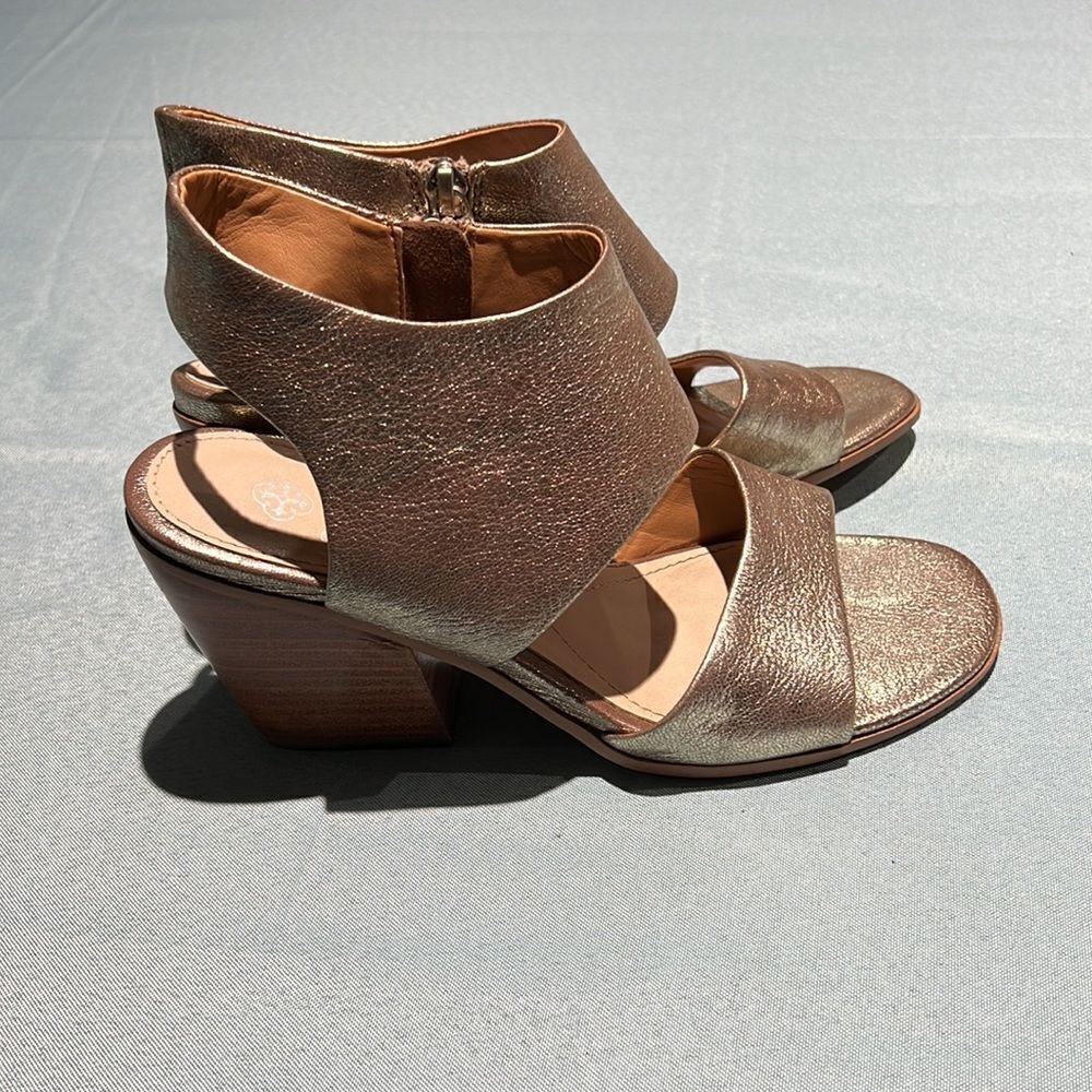 Isola Satin Gold Ravenna Sandal Size 8 B47 - Picture 6 of 9